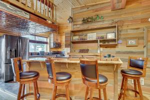 Η κουζίνα ή μικρή κουζίνα στο Walk to Lake and Dining Couples Cottage in Pepin +17 φωτογραφίες