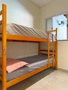 two bunk beds in a room with a window at Refúgio Gourmet com Piscina Privativa in Nova Odessa +23 photos