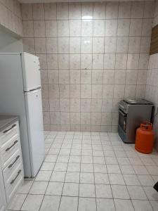 a kitchen with a refrigerator and a stove at شقة خالد المفروشة in Quai