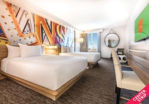 Ein Bett oder Betten in einem Zimmer der Unterkunft The LINQ Hotel and Casino