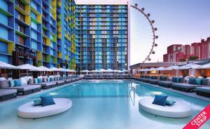 Der Swimmingpool an oder in der Nähe von The LINQ Hotel and Casino