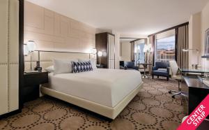 Postel nebo postele na pokoji v ubytování Harrah's Las Vegas Hotel & Casino