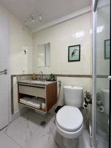 un baño con inodoro y lavabo en Sampa Stay - Chácara Klabin, en São Paulo 8 fotos más