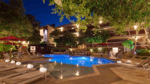 Bazén v ubytování Aiden Austin City Hotel nebo v jeho okolí