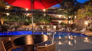 Bazén v ubytování Aiden Austin City Hotel nebo v jeho okolí