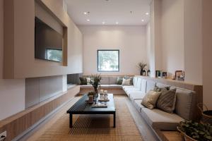 ボゴタにあるAvanzza apartamentos cerca del Dorado by Wellcomeのソファとテーブルのあるリビングルーム