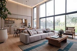 ボゴタにあるAvanzza apartamentos cerca del Dorado by Wellcomeのソファとテーブルのあるリビングルーム