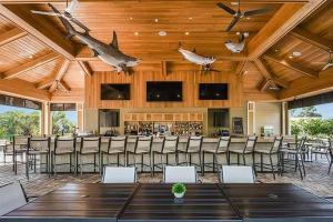 Lakeview property-Resort Amenities-3 Beds 2 Baths في Lorraine: غرفة طعام مع طاولة وبعض الطيور على السقف