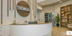 Lakeview property-Resort Amenities-3 Beds 2 Baths في Lorraine: بار في صيدلية مع لافتة على الحائط +51 صورة