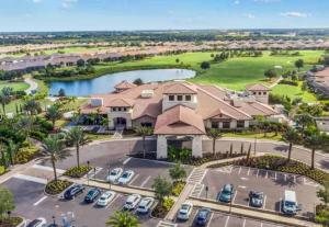 Lakeview property-Resort Amenities-3 Beds 2 Baths في Lorraine: اطلالة جوية على منتجع فيه سيارات تقف في موقف