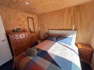 坎布里奇Cabin-on-Swayne的带床和木质天花板的卧室