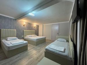 Voodi või voodid majutusasutuse Karo Hotel toas