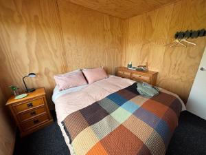 Cabin-on-Swayne客房内的一张或多张床位