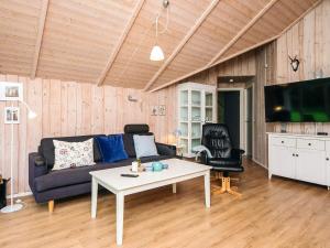 Una sala de estar con un sofá, una mesa y un televisor. en 7 person holiday home in Oksbøl, en Oksbøl