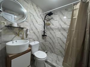 Vannituba majutusasutuses Karo Hotel +37 fotot