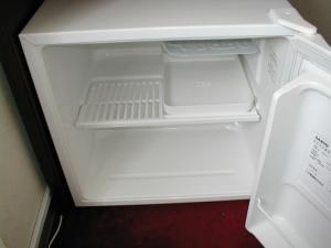 福岡市にあるMinami Fukuoka Green Hotel - Vacation STAY 34039vの白いオープン冷蔵庫(ドアを開けます)