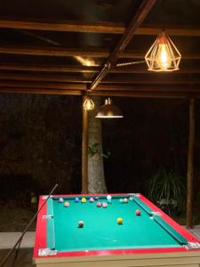 a green pool table in a backyard with lights at Chalé Vista da Mata DM, 5km Centro Domingos Martins, Wi Fi, fibra óptica, SPA aquecido, split, privacidade, aceita pets in Domingos Martins