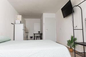 Televiisor ja/või meelelahutuskeskus majutusasutuses Piso con Piscina comunitaria