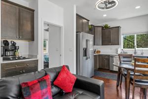 Η κουζίνα ή μικρή κουζίνα στο Chimney Rock Suite - Unit C - Red Rock Retreat +14 φωτογραφίες