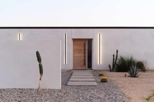 una casa en el desierto con un cactus en SkyDweller - Joshua Tree Modern, en Joshua Tree 37 fotos más