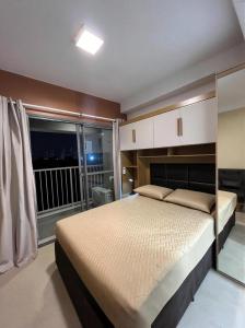 Un dormitorio con una cama grande y un balcón. en Sampa Stay - Chácara Klabin, en São Paulo