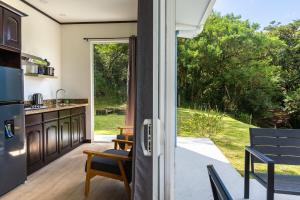 a kitchen with a sliding glass door leading to a yard at Casa grano de oro in Turín