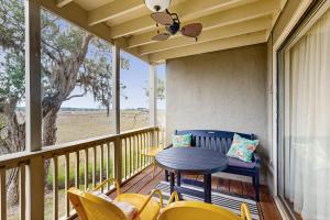 Un patio con una mesa y sillas en un porche. en Bay Pointe 2119, en Seabrook Island