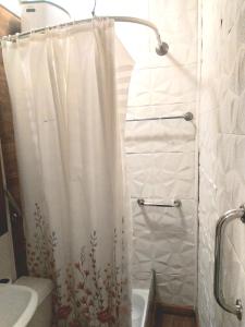 a bathroom with a shower with a white shower curtain at Cabaña Económica Independiente Veinte mil x persona Veintisiete mil x dos Valor total a pagar por cada noche Bienvenidos in Valdivia