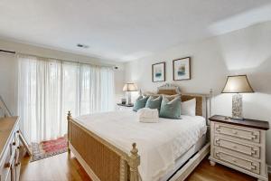 Un dormitorio con una cama grande y una ventana. en Bay Pointe 2119, en Seabrook Island