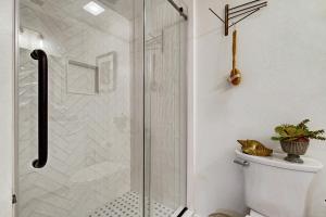 una cabina de ducha en un baño con inodoro en Bay Pointe 2119, en Seabrook Island 14 fotos más