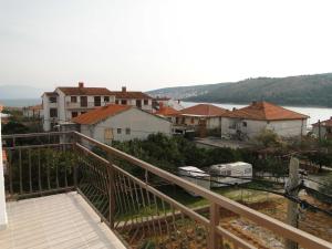 un balcón de una casa con vistas al agua en Apartments Majic, en Trogir