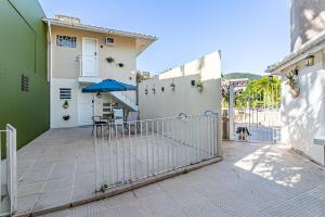 un patio con valla delante de una casa en Guesthouse, en Florianópolis