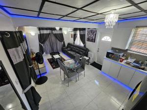 un salon avec un canapé et une table dans l'établissement Sunrise Haven Holiday Apartments Barbados, à Christ Church