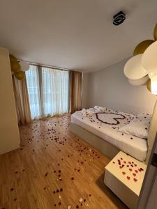 Voodi või voodid majutusasutuse Karo Hotel toas