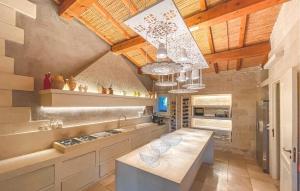 マルターノにあるBeautiful Home In Martanoの大きな島の真ん中にあるキッチン