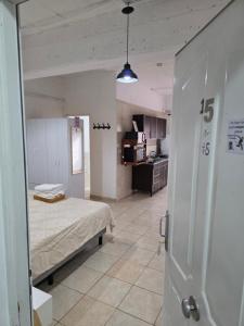 a hospital room with a bed and a kitchen at Departamento equipado, centrico, cochera cubierta Sarmiento265apart D15 in San Fernando del Valle de Catamarca