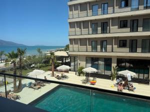 een hotel met een zwembad voor een gebouw bij Casa Magnolia in Vlorë