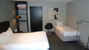 En eller flere senge i et værelse på Astrid Hotel