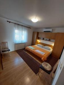 Posteľ alebo postele v izbe v ubytovaní Apartment Vrboska 4634b
