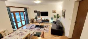 Televízia a/alebo spoločenská miestnosť v ubytovaní Apartment Vrboska 4634b