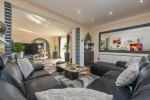 Televiisor ja/või meelelahutuskeskus majutusasutuses Luxury villa with a swimming pool Turanj, Biograd - 18274