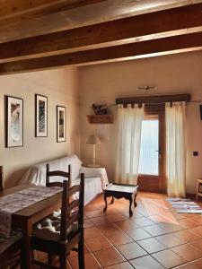 a bedroom with a bed and a table and a window at El Aravalle, Altillo del Aravalle in Umbrías +1 photo