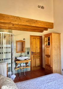 a bedroom with a bathroom with a sink at El Aravalle, Altillo del Aravalle in Umbrías