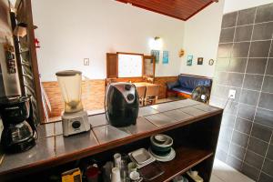 una cocina con una barra con una licuadora. en Casa com ar-condicionados e localização perfeita, en Canoa Quebrada