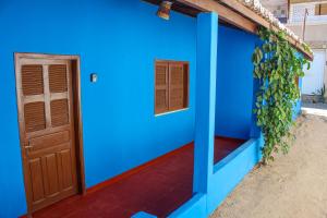 a blue house with a door and a window at Casa Azul - Aconchego na Broadway a Poucos Metros da Praia in Canoa Quebrada