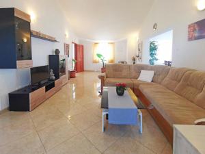salon z kanapą i stołem w obiekcie Apartment in Sveti Lovrec - Istrien 27830 w mieście Sveti Lovreč Pazenatički