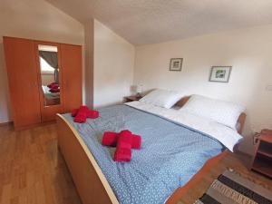 sypialnia z 2 czerwonymi przedmiotami na niebieskim łóżku w obiekcie Apartment in Sveti Lovrec - Istrien 27830 w mieście Sveti Lovreč Pazenatički
