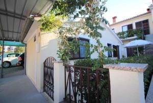 Biały dom z bramą i drzewem w obiekcie Apartment in Porec - Istrien 9922 w Poreču +11 zdjęć
