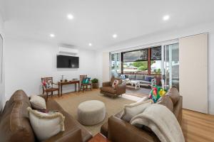 una sala de estar con un sofá y una mesa en Ellangowan, en Toowoomba