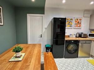 Kuchyň nebo kuchyňský kout v ubytování Darfield House Barnsley
